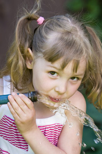 Trinken direkt vom Gartenschlauch